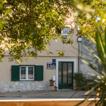 Lena Center Near Apartment