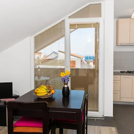 Apartment Lena Center Near