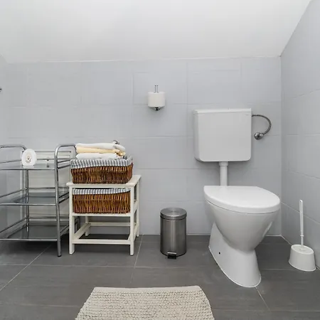 Apartment Lena Center Near