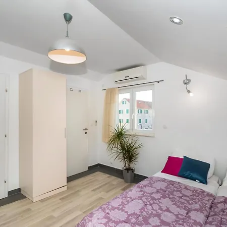 Apartment Lena Center Near