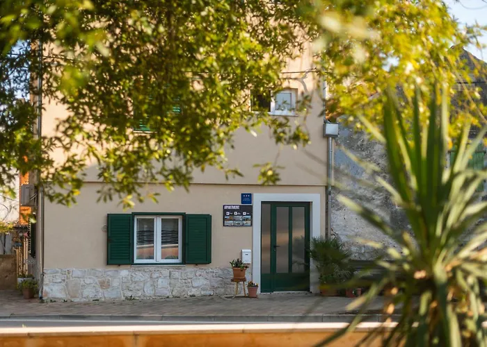 Lena Center Near Apartment