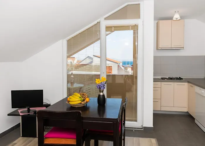 Apartment Lena Center Near