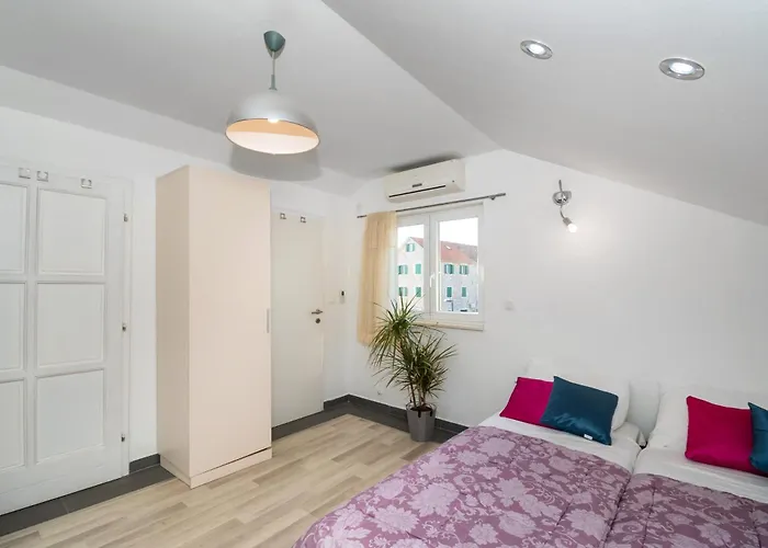 Apartment Lena Center Near